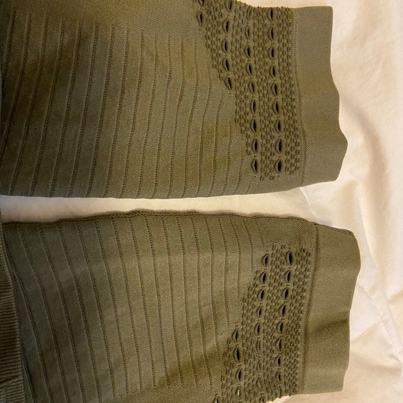 Green gymshark capris small - Picture 3 of 8